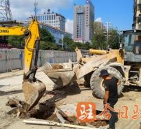 男的抓着女人往逼上操高温下的坚守｜道路建设者用汗水铺就畅通路